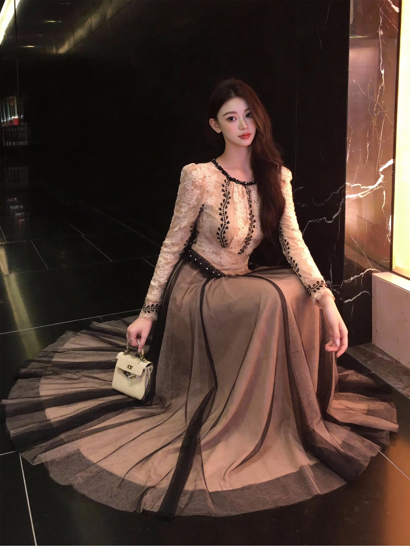 Đầm maxi nữ cổ tròn ren phối lưới thắt eo bay bổng — Hạnh nhân đen