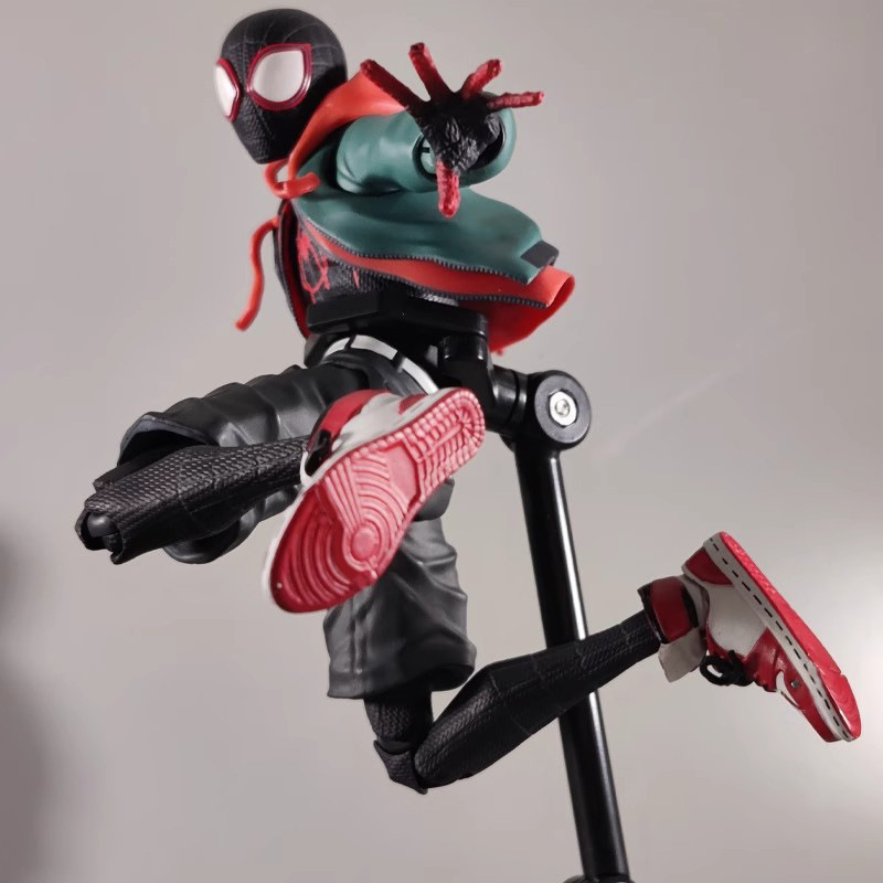 Marvel Peripheral Doll Miles Iron Spider-Man Avengers Superhero Hand-Made Office Model for Children to Play Marvel Peripheral Doll Miles Iron Spider-Man Avengers Superhero Hand-Made Office Model for Children to Play