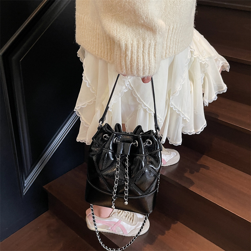 Bolso de diseño coreano de nicho para mujeres 2025, nuevo bolso de hombro de alta calidad, bolso de cubo de agua de cadena de diamante