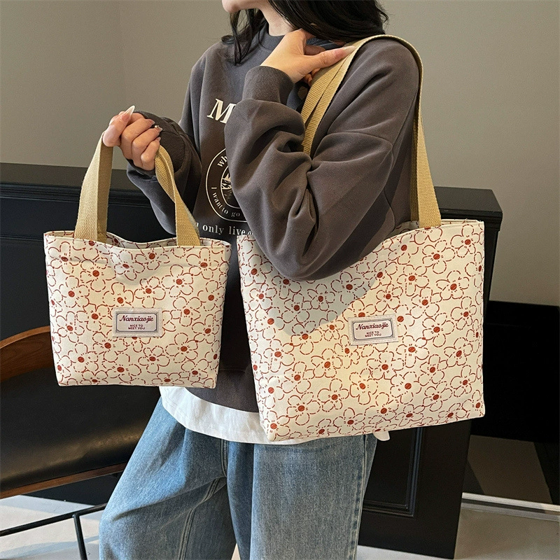 Capacious one-shoulder bag, brand shopping bag