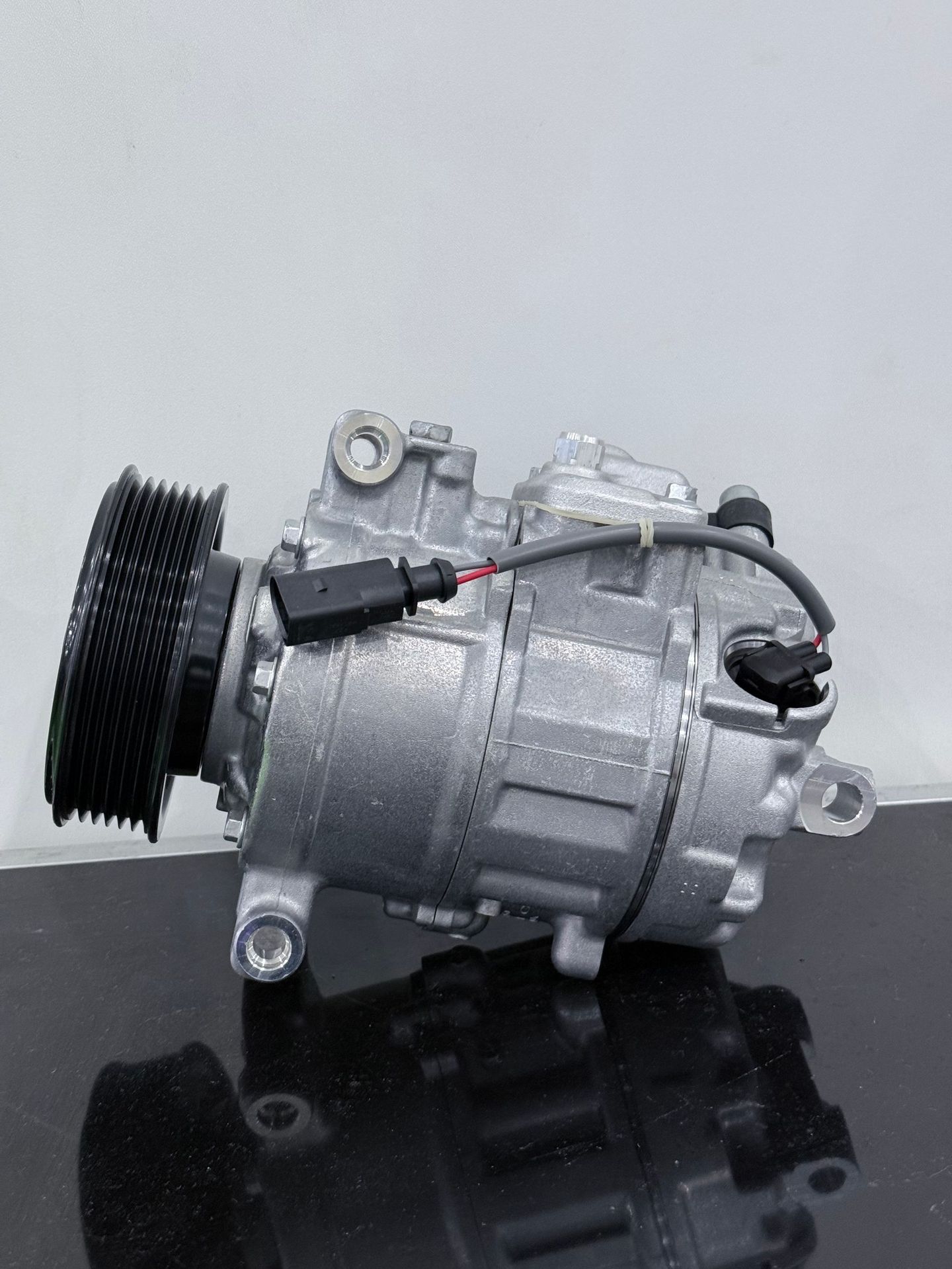 Suitable for Audi car air conditioning compressor, air conditioning pump, Audi A4 air conditioning accessories, AC Compressor