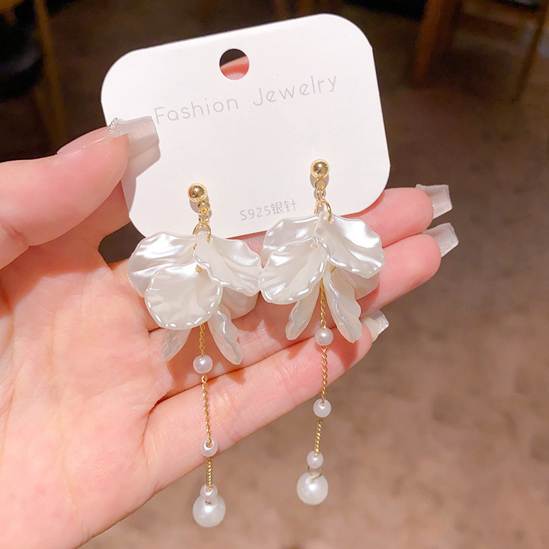 S925 aguja de plata Sen pequeñas flores frescas pendientes de orejas de vacaciones mujeres lujo ligero nicho alta sensación pendientes de perlas