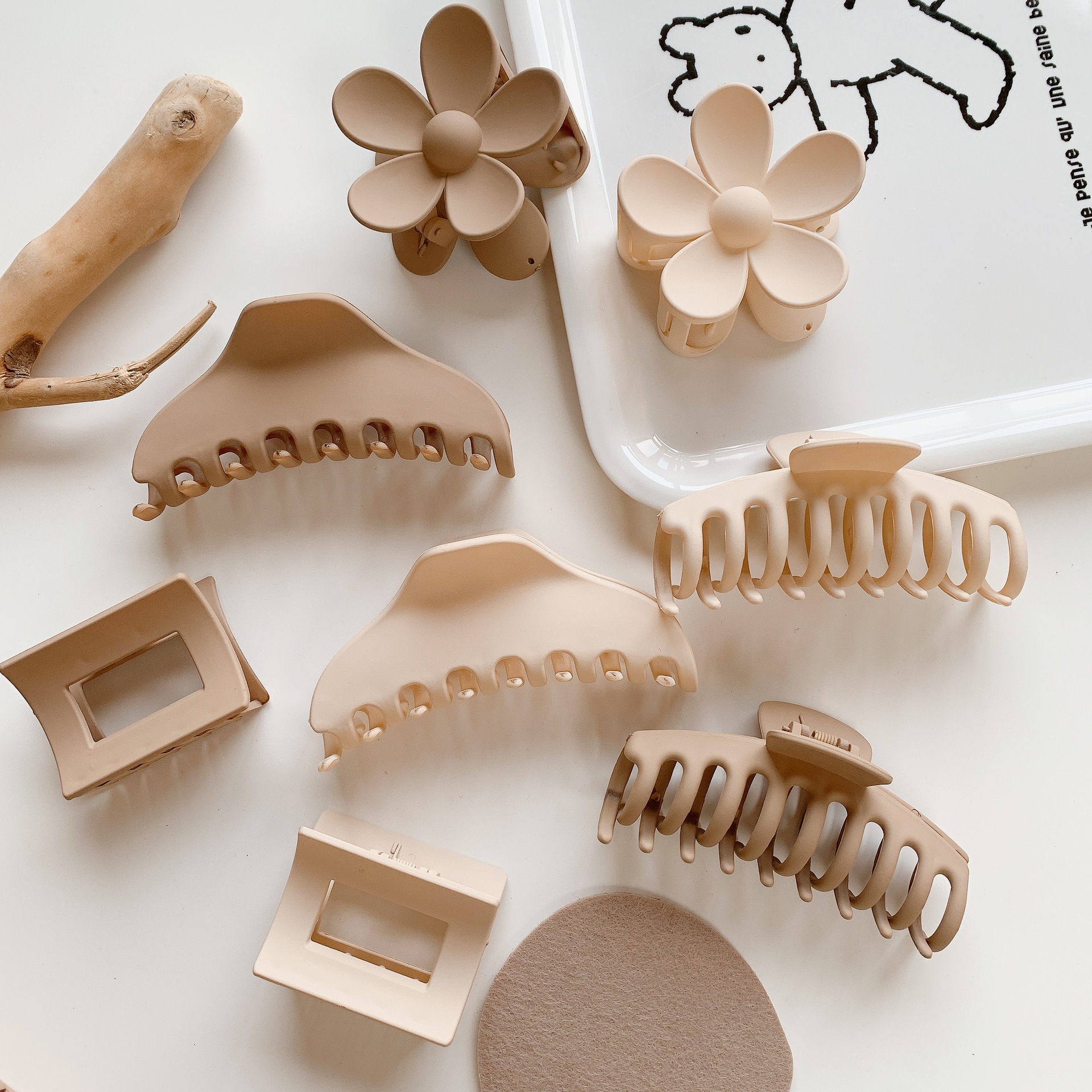 Leche marrón captura clip neto rojo 2022 Nueva horquilla trasera cabeza captura de pelo grande tiburón clip tocado horquilla para las mujeres