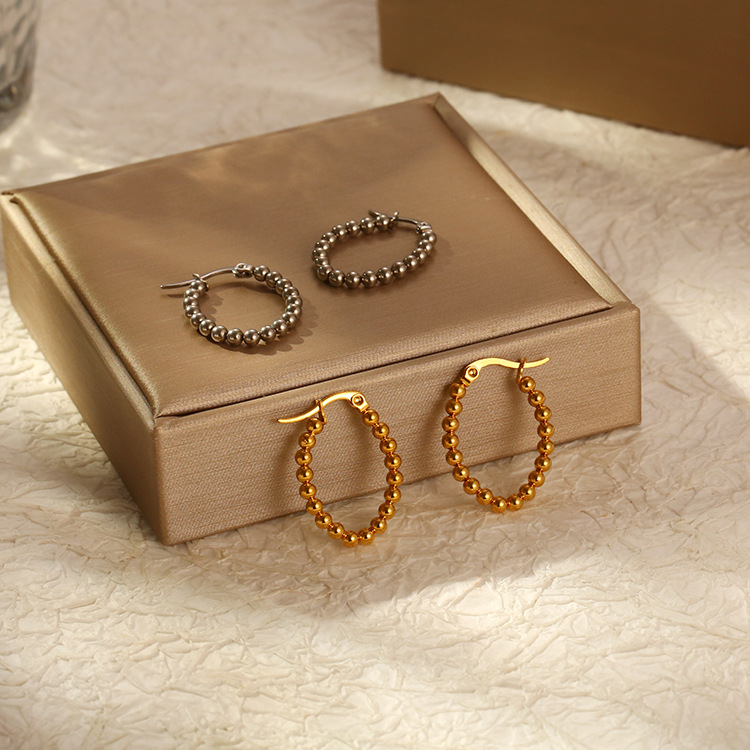 Simple nicho personalidad moda viajero retro bola de acero costura diseño elegante todo partido titanio acero chapado en oro pendientes ovales