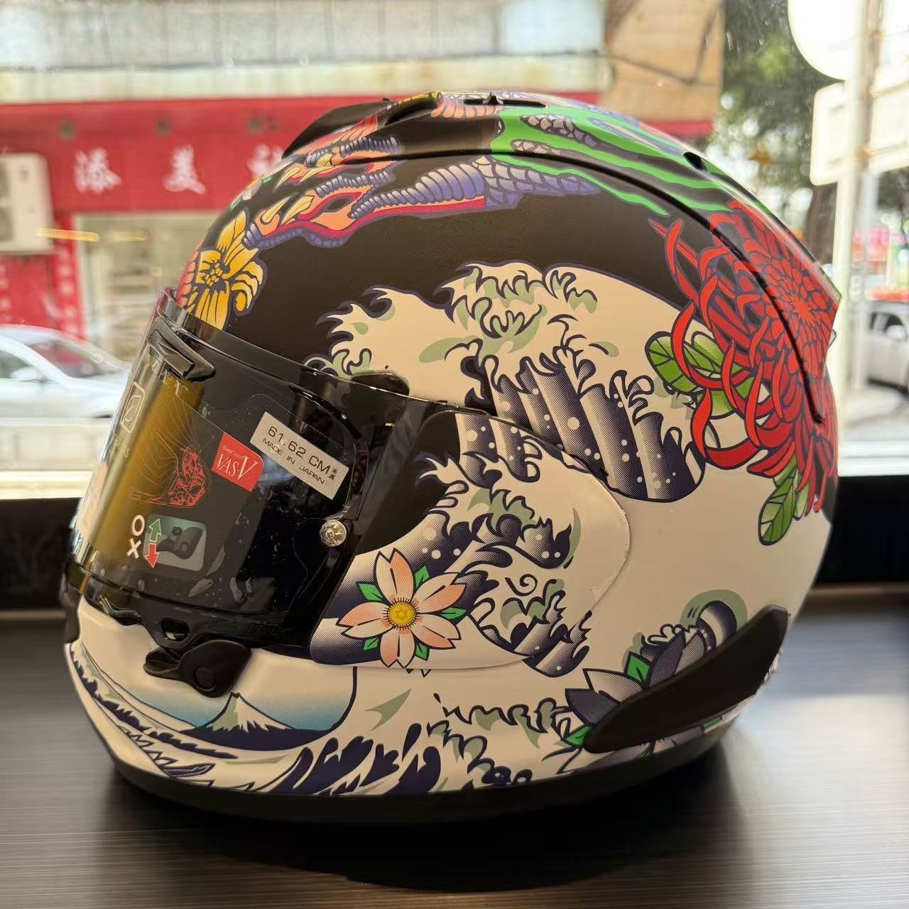 Chinese-made full-face motorcycle helmet, cool protective helmet for riding, suitable for motorcycles, electric scooters, and electric bikes