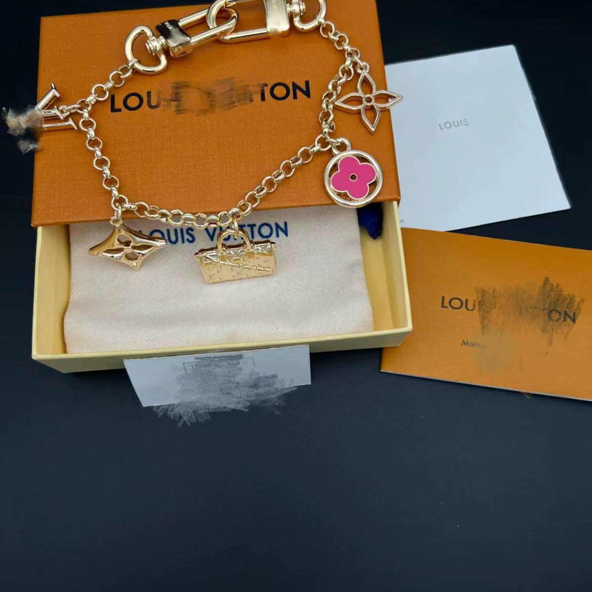 Подвеска на цепочке в виде сумки V Louis Vuitton, доступна в серебре/золоте, с буквами LV и четырехлистником на цепочке