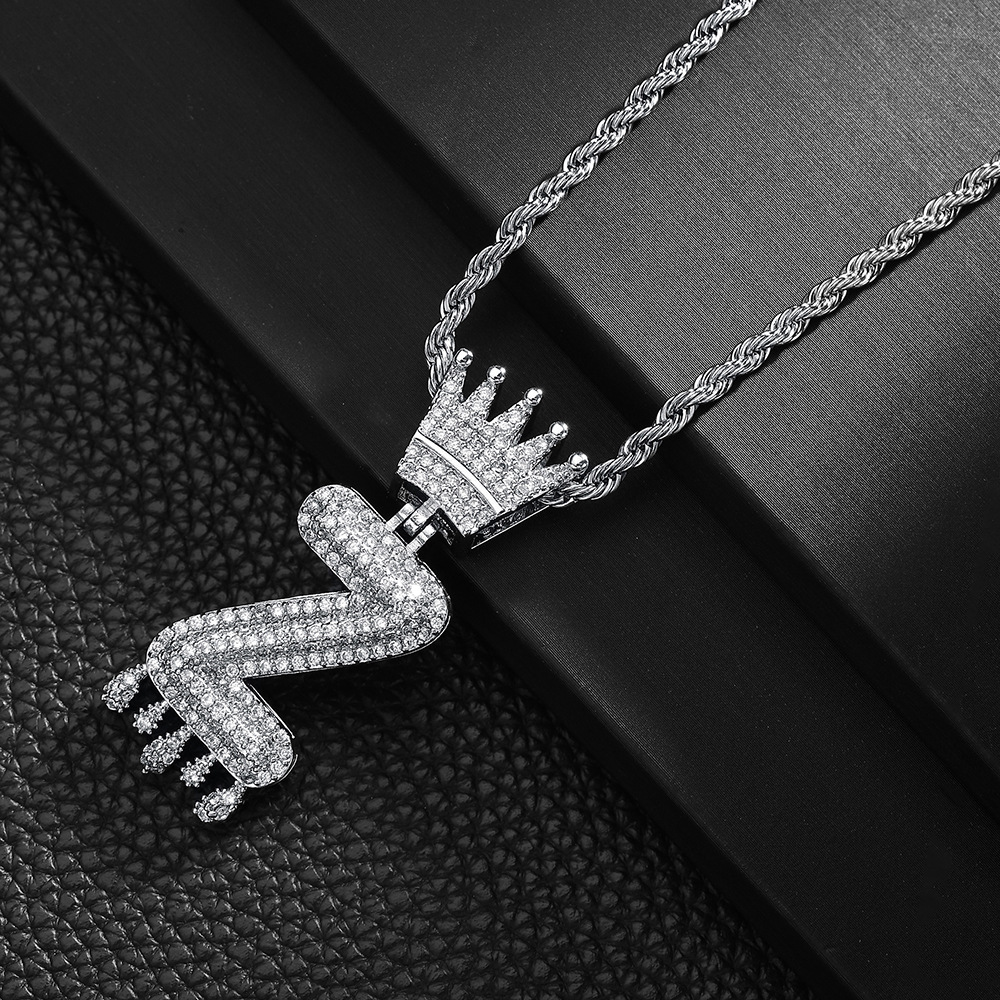 Collar de colgante de letras de bronce A-Z corona estilo DIY personalizado europeo y americano hip-hop unisex cadena clavícula