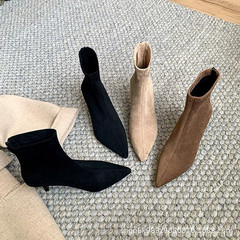 【スポット】一件の代理後ファスナーの細いハイヒールのブーツの先にベルベットのやせたショートブーツの女性