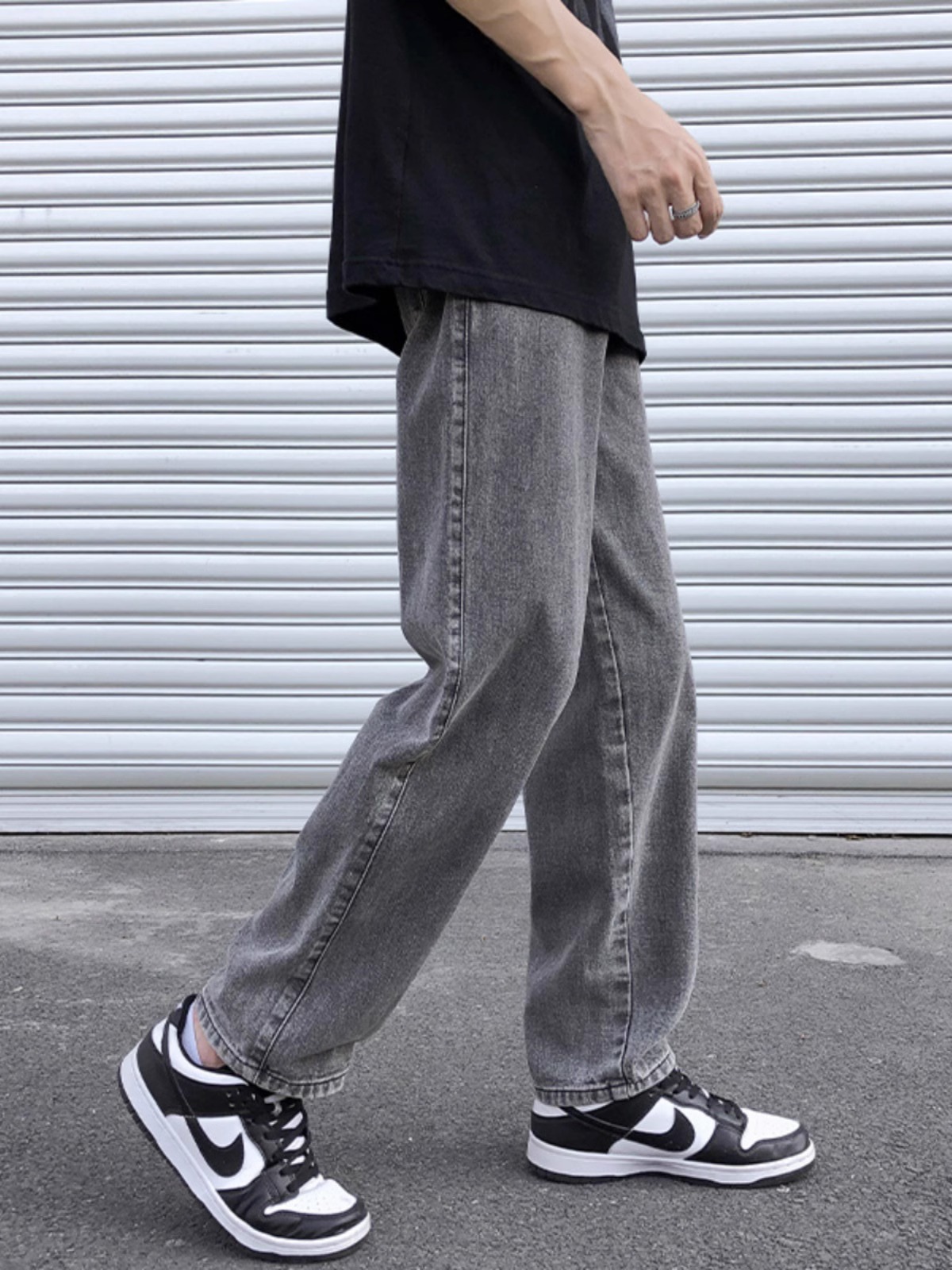 Men's Loose Drape Distressed Washed Jeans Image 1