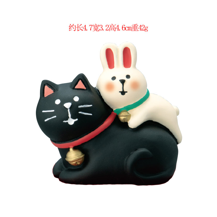 검은 고양이 등에 토끼