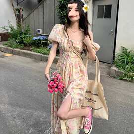 甜美穿搭设计感收腰泡泡袖开叉裙子女夏季新款大摆连衣裙过膝长裙