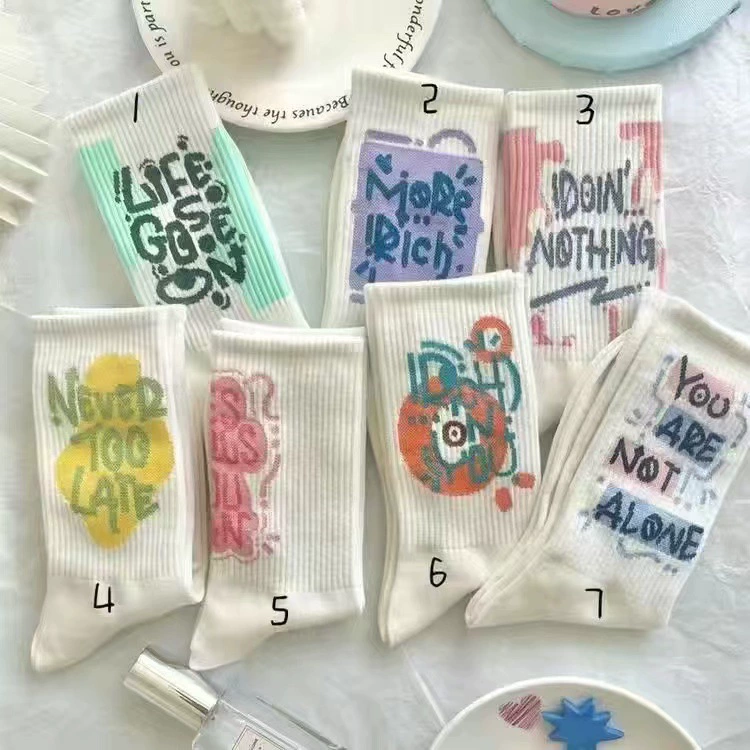 Осенние и зимние носки женские граффити конфеты цвета дикие буквенные чулки досуг колледжа ветра высокие резиновые хлопчатобумажные носки