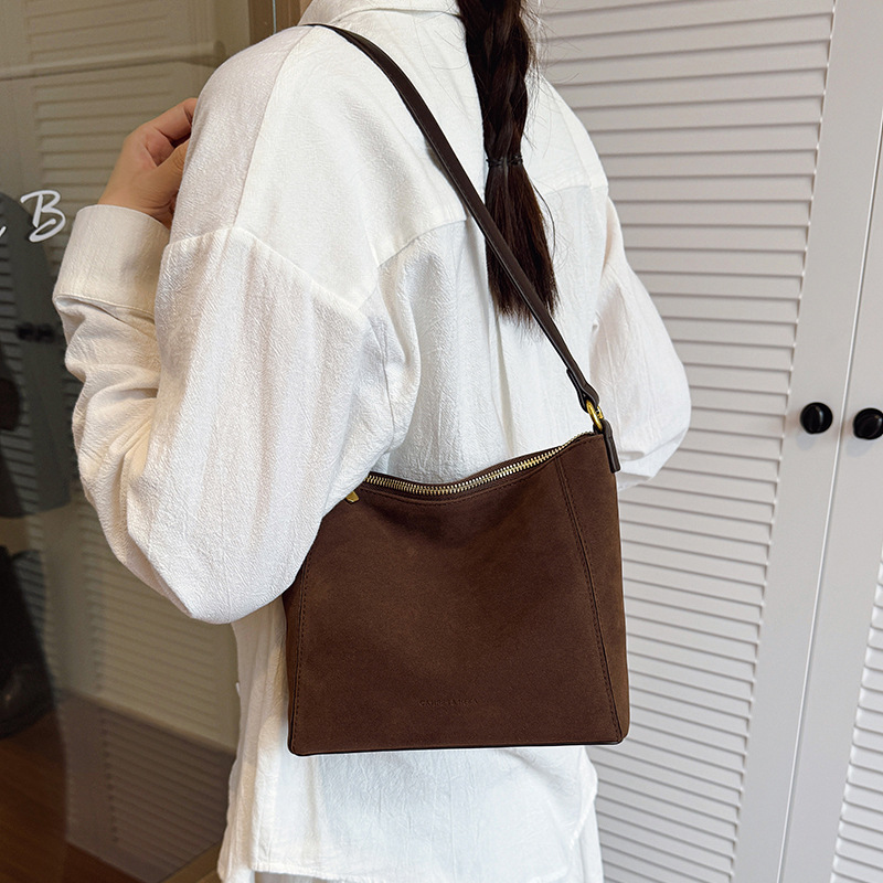Bolsa cuadrada retro esmerilada versátil bolso de braza para mujeres 2025 invierno nuevo estilo de moda popular bolso de hombro bolso de viaje