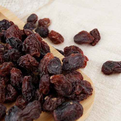Xinjiang Specialty Hong Xiang Fei Large Grain Turpan Red Grape Raisins 100g Dry Fruits Snack
