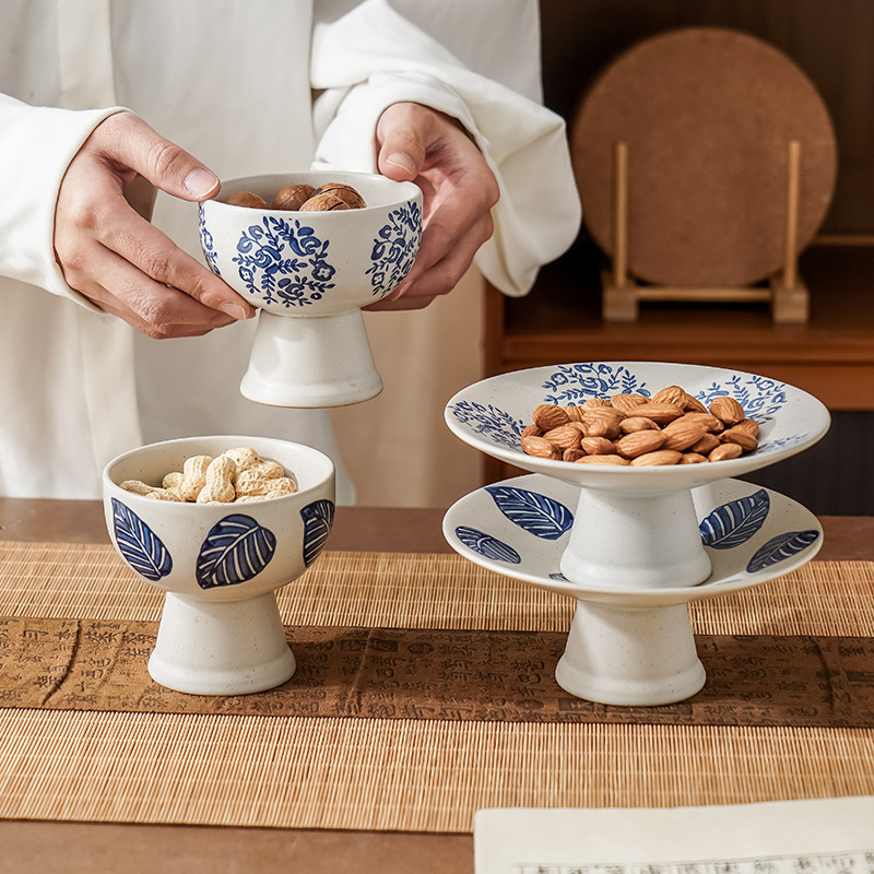 青花手彩陶磁器のドライフルーツ皿の背の高い洗練された日本式ティープレートのシンプルな高足ケーキ皿の家庭用ドライフルーツ皿|undefined