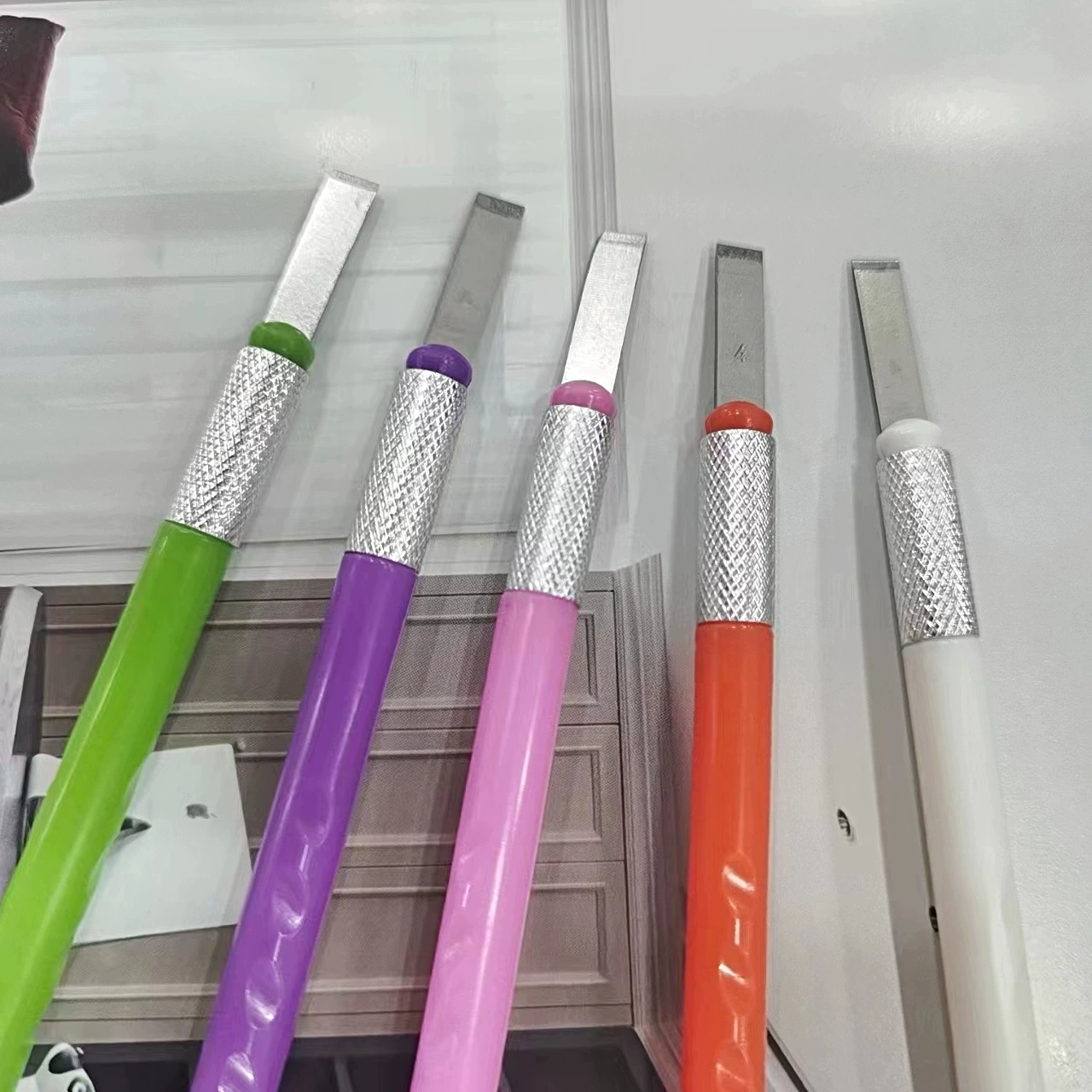 Прямые поставки с завода: универсальные ножи для дневника, резьбы по дереву с рукояткой из АБС-пластика, для резки бумаги, резки резиновых штампов, универсальные ножи для рукоделия, ножи с плоским лезвием для резки защитных пленок для телефонов.