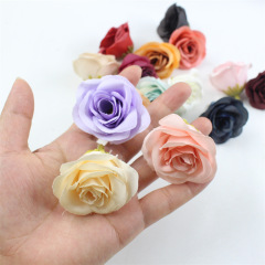 小さなバラの花の花DIY手作りの胸の花のアクセサリーをシミュレートします。