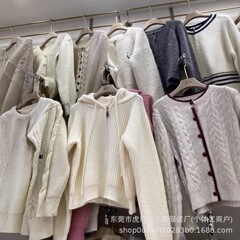 工場の一方の商品の供給源の婦人服の秋のプルオーバーのセーターは安いコートの服の露店のニットを卸売りします。