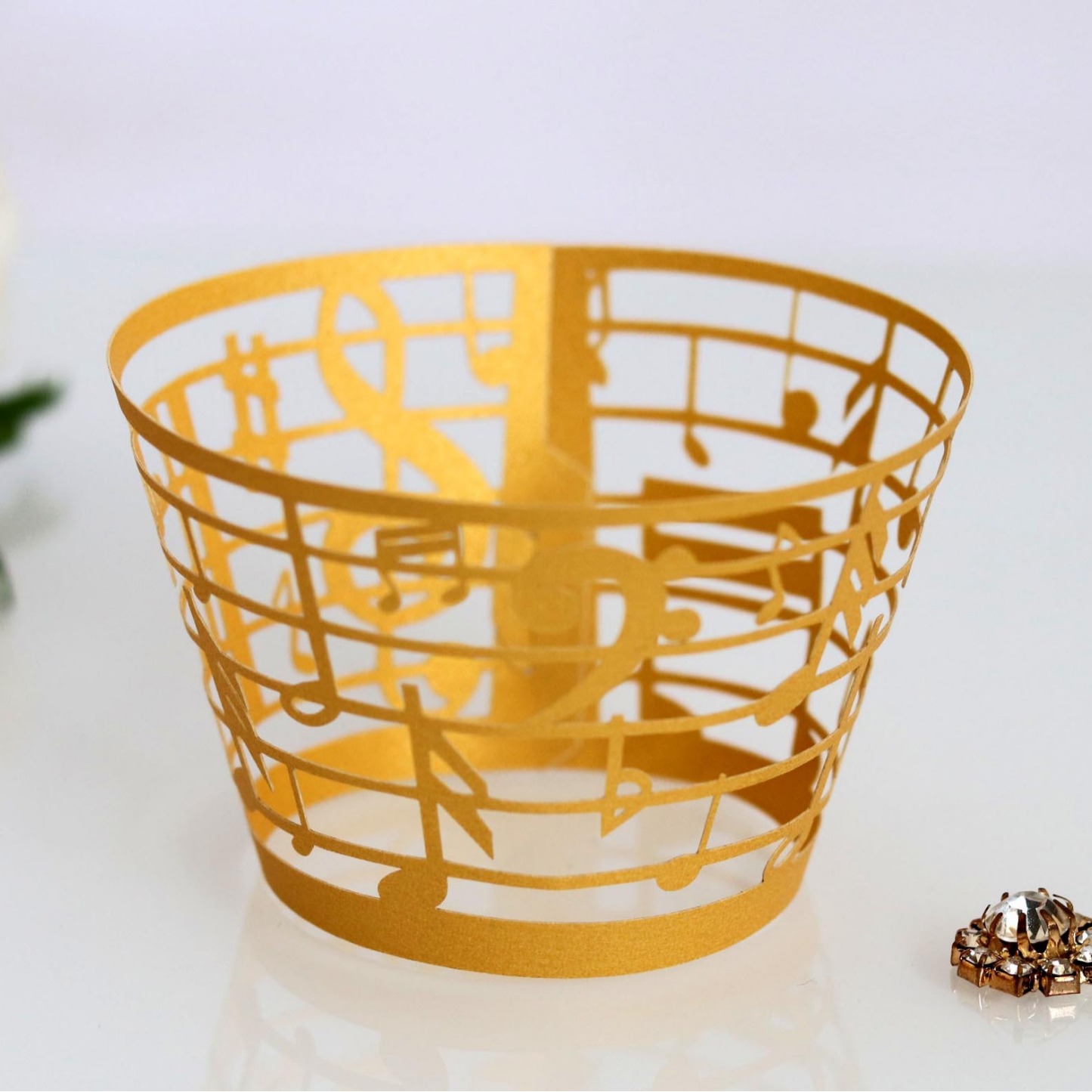 Láser transfronterizo hueca taza de papel pastel borde de papel nota negra tema musical pentagrama decoración taza de papel encaje