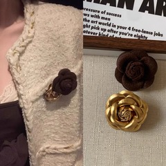 2つの組み合わせの貴重な千金の胸の花の復古の小さい香のツバキの花のブローチのピンはコートを掛けておしゃれなネットの赤を飾ります。
