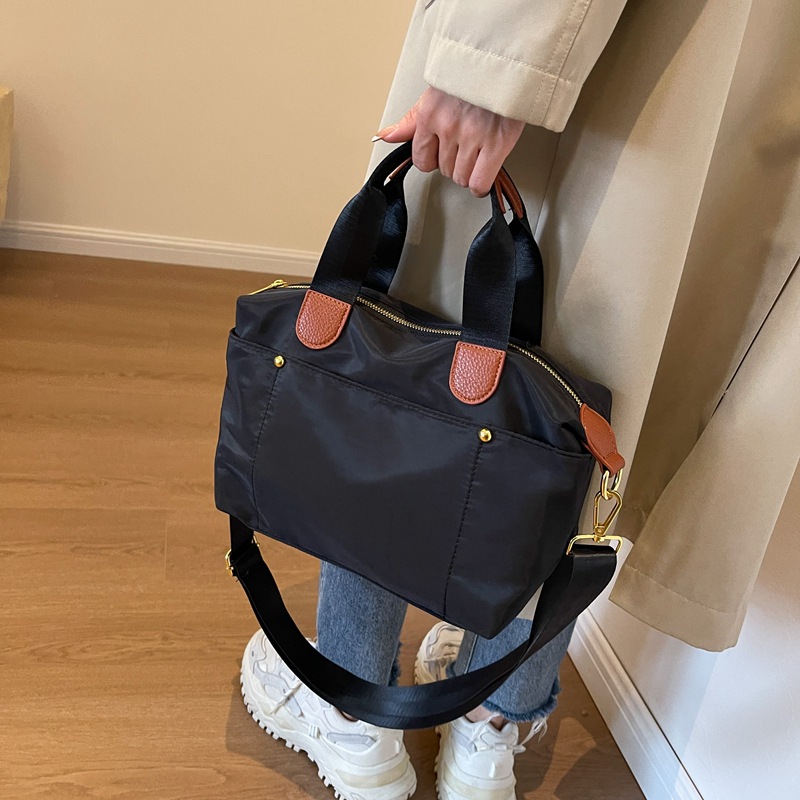2023 Otoño Nueva Moda práctica bolsa de mensajero del hombro para salir Bolsa De Almohada impermeable ligero de tela de Nylon para las mujeres