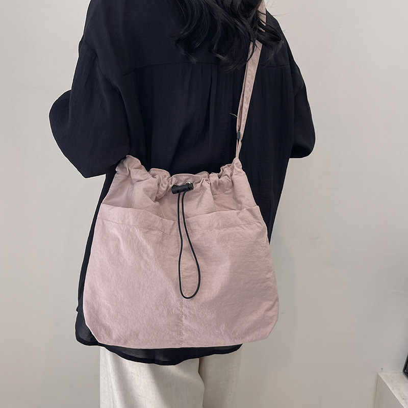 A stylish single-shoulder crossbody bag for 2024, a large-capacity casual commuting bag for classes, and a beautiful and fashionable underarm bag for women undefined