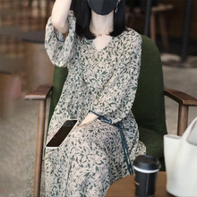 碎花连衣裙女春天新款七分袖惊艳别致宽松显瘦遮肉印花裙子中长款
