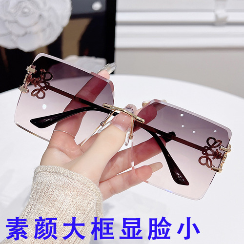 New Fashion Rims Large Frame Sun Glasses Korean Style Trendy Black Glasses with Bow Decorated Legs Wholesale 8308