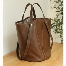 2025新款复古牛皮水桶包包女大容量腋下包百搭托特包通勤包