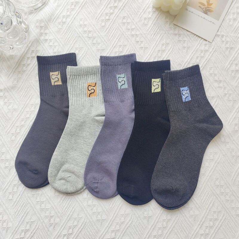 Men's sports socks, mid-calf socks, solid color cotton socks, breathable, sweat-absorbent, odor-resistant, all-season seamless socks wholesale