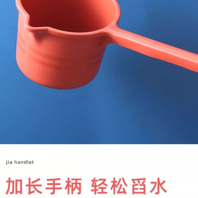 水のスプーンは花の長い柄のプラスチックの水に水をかけます。|undefined