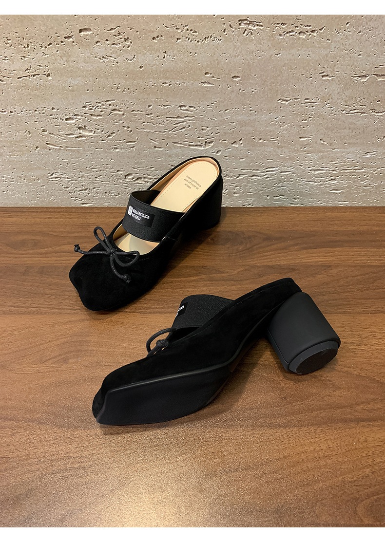 Mule nữ gót thấp hở gót trơn phong cách Pháp – nơ bướm chấm bi, mũi nhọn, gót 7 cm — Đen (lông cừu lộn), Chấm bi trắng (da bò) chi tiết 20