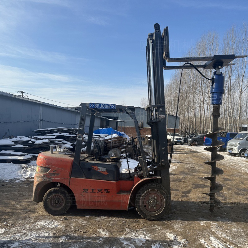 Montacargas modificado con máquina perforadora de barrena, horquilla de barrena para perforar agujeros, cavar agujeros y crear aberturas en montacargas.