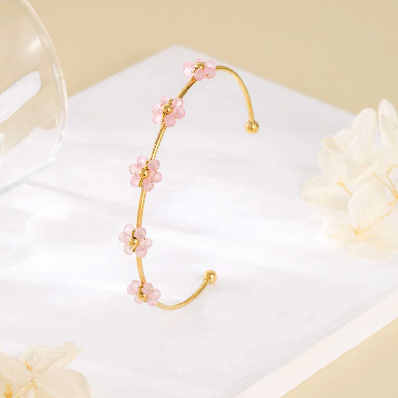 Europa y los Estados Unidos transfronterizos pulseras de acero de titanio no se desvanecen abertura de acero inoxidable flores lindas mujeres lujosas joyas de mano de alta calidad
