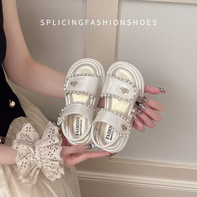 Sandálias de niñas verano 2026 nuevas niñas perlas decoración zapatos de sol para niños suaves zapatos de princesa de moda
