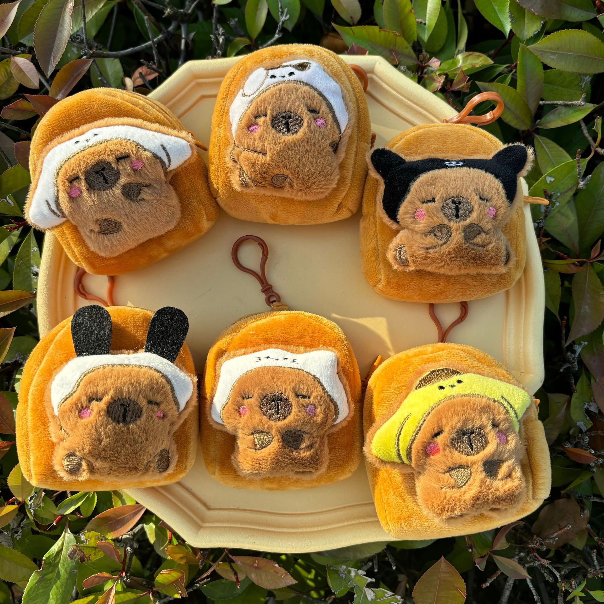 卡通可爱帽子卡皮巴拉零钱包毛绒水豚小书包挂件抓机娃娃公仔礼品