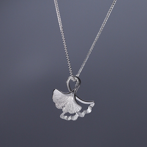 New simple necklace for women, summer fairy spirit, versatile, non-fading, light luxury, niche ginkgo leaf design clavicle chain