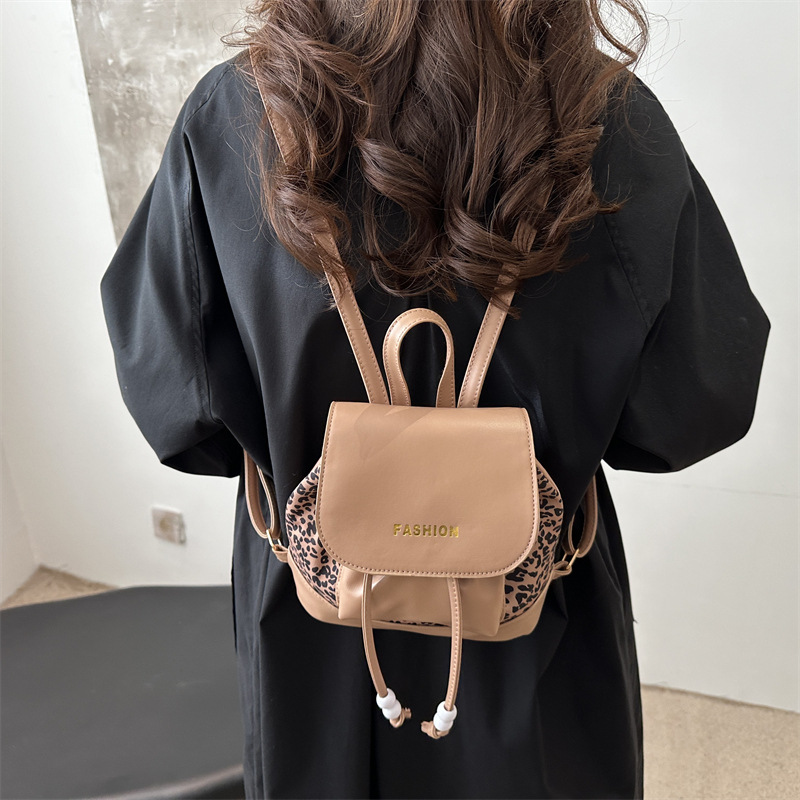 Bolso para mujeres 2024 nueva mochila retro de gran capacidad de moda versátil otoño invierno mochila de aire extranjero popular este año