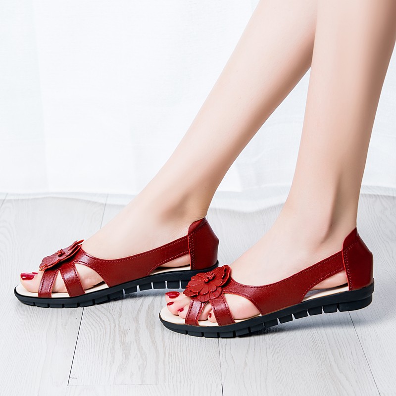 Sandalias de fondo plano para mujeres, zapatos de verano para madres, estilo coreano, versátil y cómodo, sandalias antideslizantes de estilo nacional para mujeres.