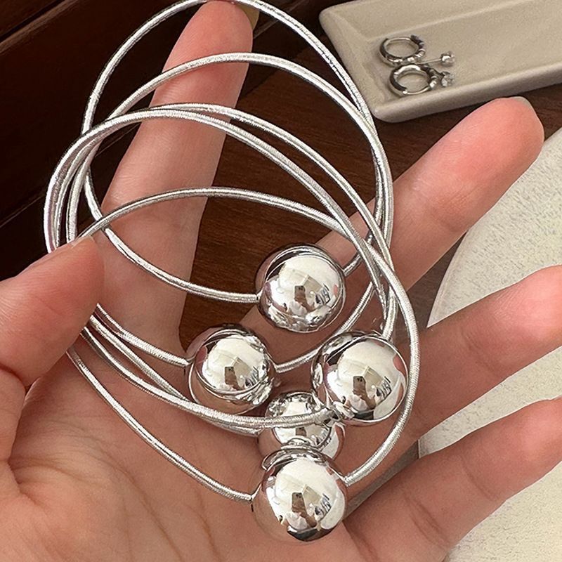 Simple de alto nivel sensación de cuerda de cabeza de bola plateada para mujeres 2025 nuevo anillo de cabello ins red rojo con cuerda de cabello de goma cola de caballo