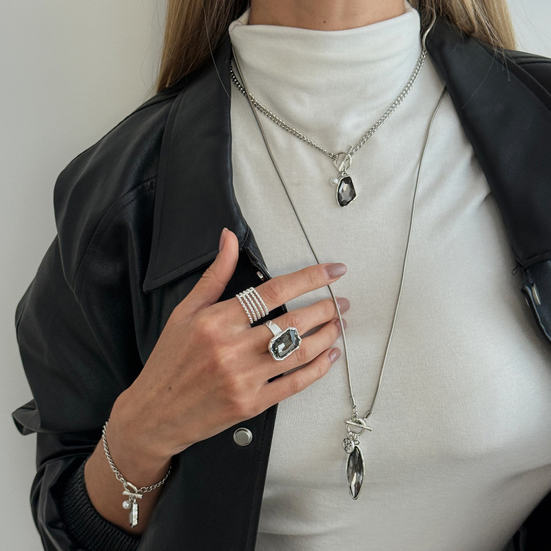 European and American Cross-Border Jewelry, Old Money Style Irregular Acrylic Black Diamond Pendant Necklace, Light Luxury Thin Chain Clavicle Necklace