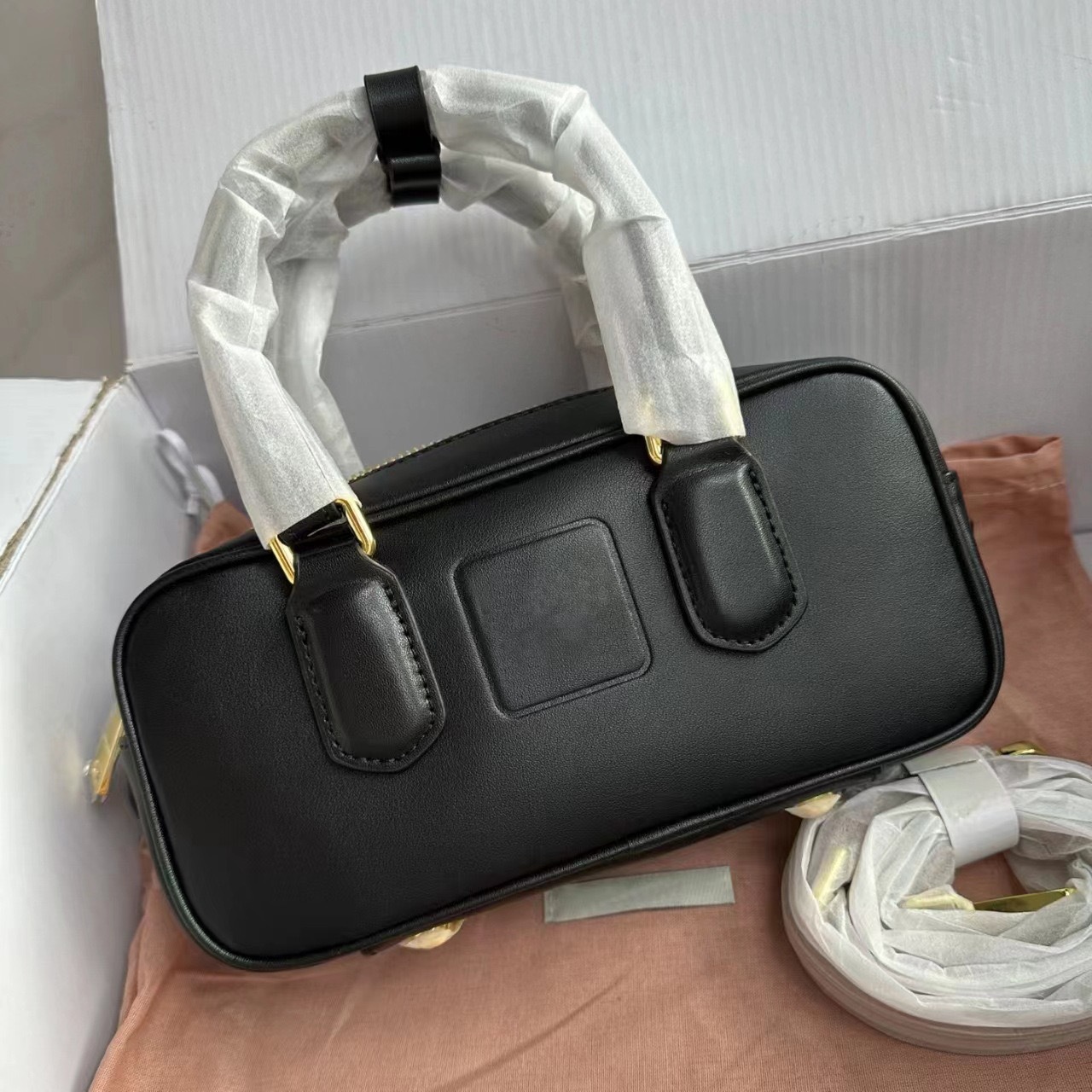 MIU 2024 새로운 볼링 여성용 가방 대용량 보스턴 베개 가방 가죽 유행 핸드 크로스 바디 백