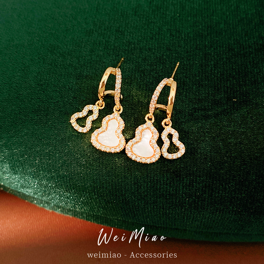 Agujas de plata, pendientes huecos de diamante, temperamento exquisito, pendientes de moda, pendientes de lujo ligero, pendientes de alta calidad al por mayor.