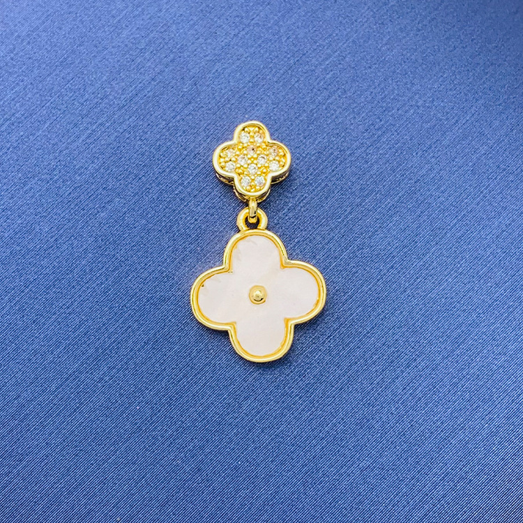 百種類のペンダントは心のままにファッションの経典を配合します。カップルの美しいペンダントは親友のアクセサリーを送ります。