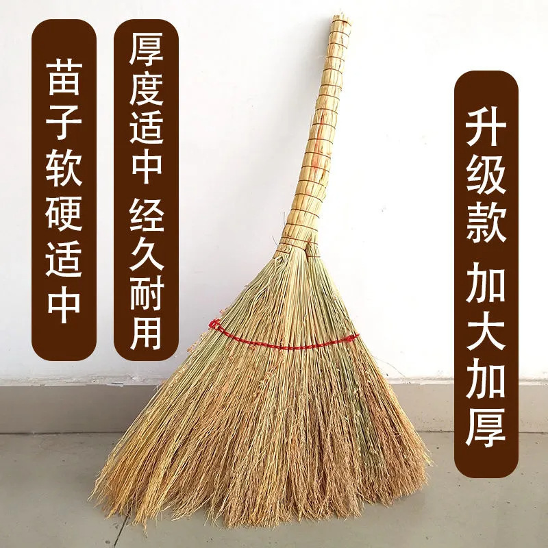 手でコウリャンの苗を編んで、家庭用の古いほうきを厚くします。|undefined