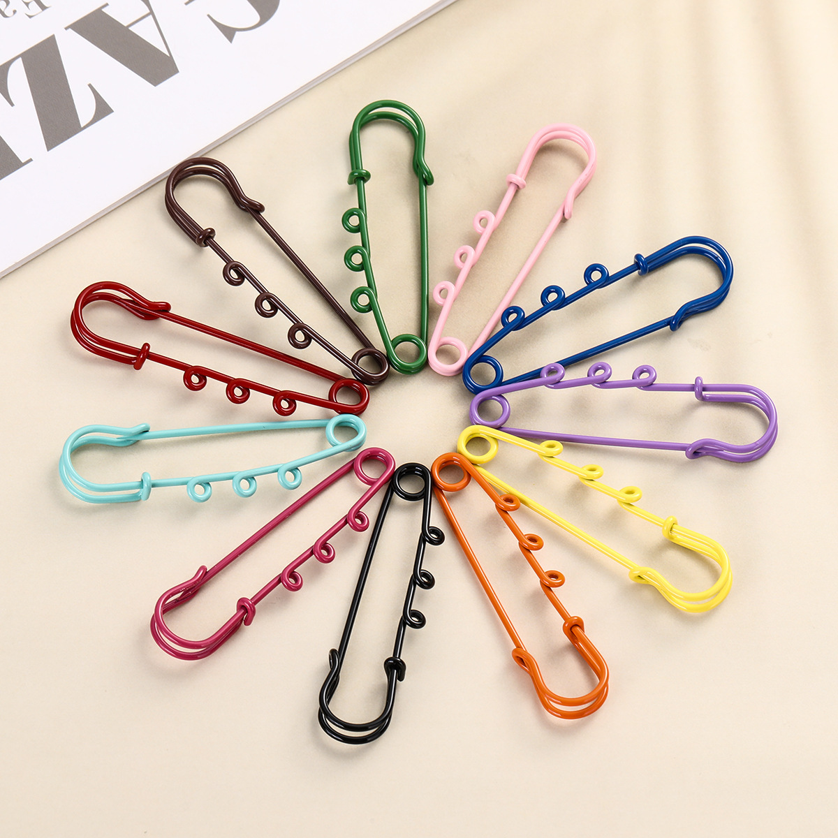 Broche décorative personnalisée à trois trous, serre-taille, avec boucle de sécurité anti-dévoilement._voghion.com