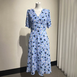 小众2024夏季新款蓝色碎花V领收腰泡泡袖连衣裙女