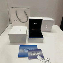 �����ֱ��к�ɫ�q�����ϰ��b�о����ֱ��ռ{����ȫ�׶Y�а��b