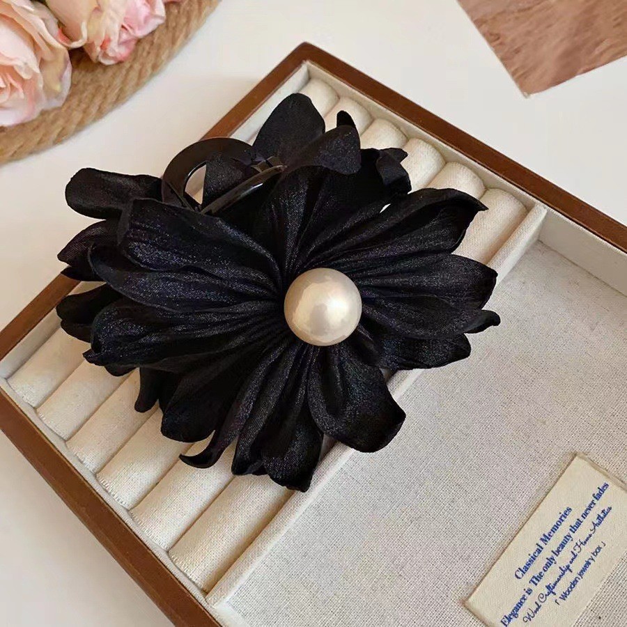 Black crab pin, flowered