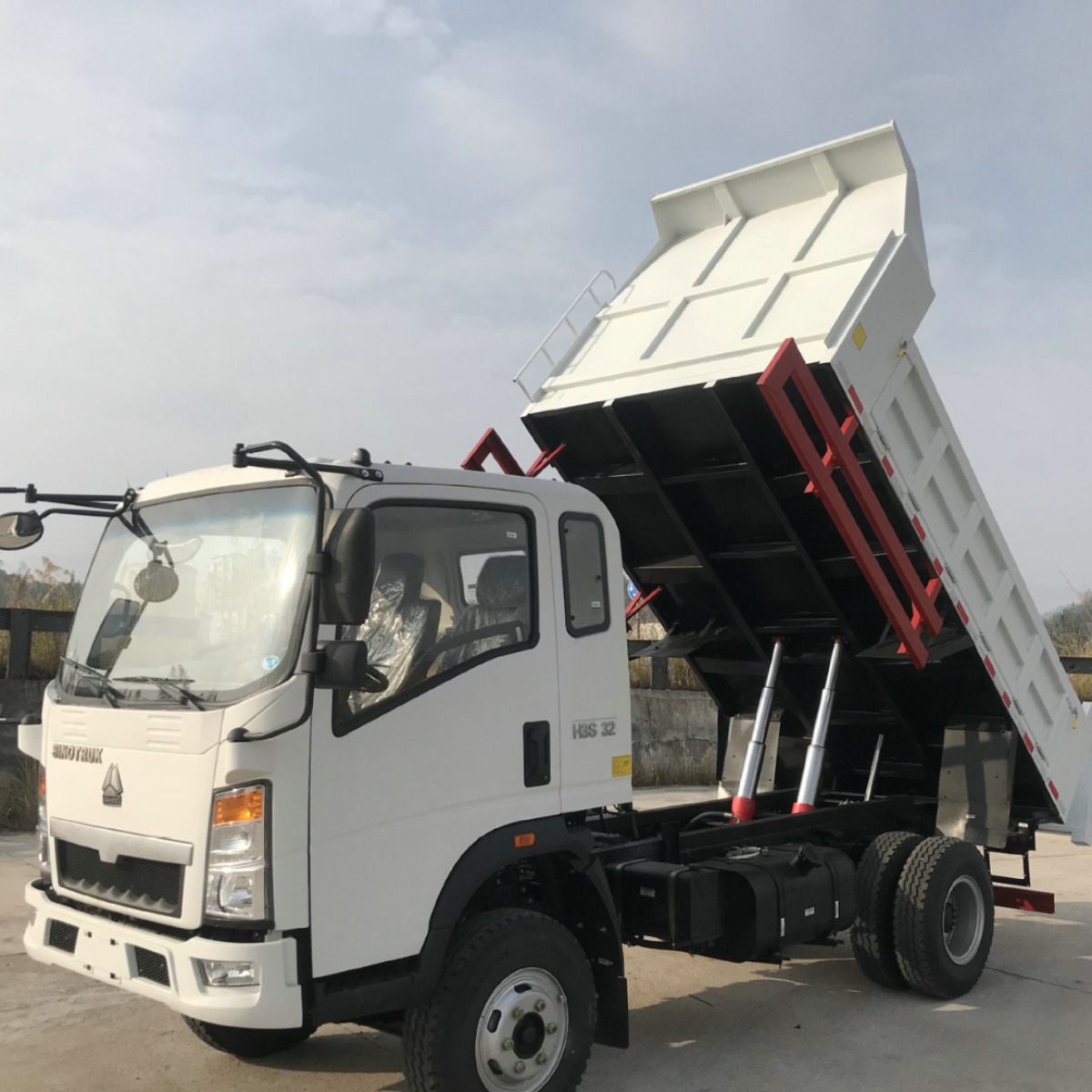 重汽豪沃自卸车出口 18953179826